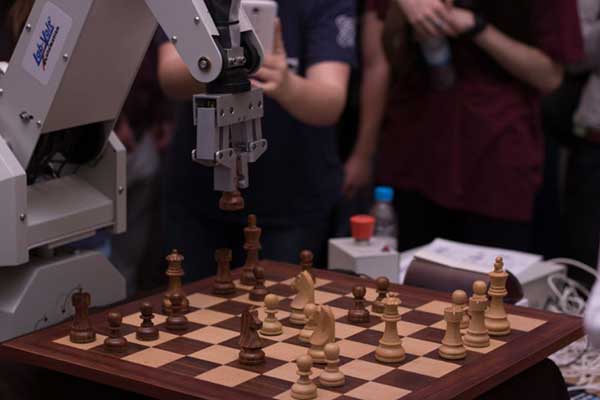 Φοιτητές κατασκεύασαν το πρώτο ρομπότ που παίζει σκάκι -ΦΩΤΟ