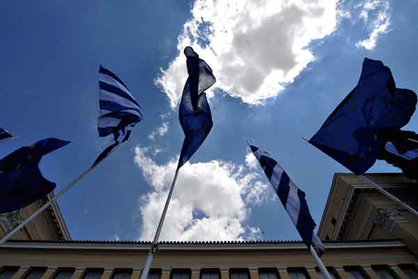 Handelsblatt: Τα πέντε σενάρια για την ελάφρυνση του ελληνικού χρέους