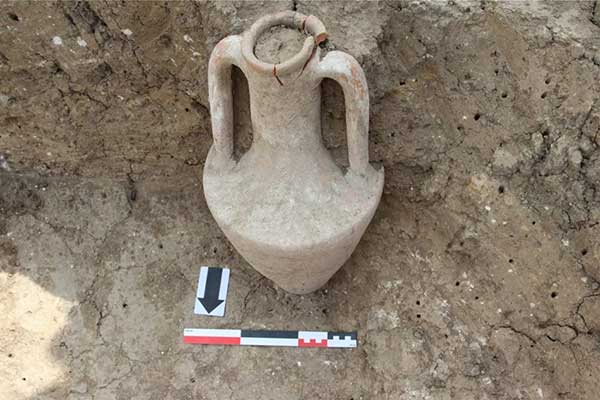 Amphora-found-in-the-grave