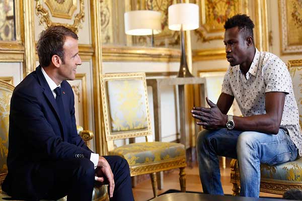 Ο Μακρόν θα κάνει Γάλλο και πυροσβέστη τον «Spiderman» που έσωσε τον τετράχρονο