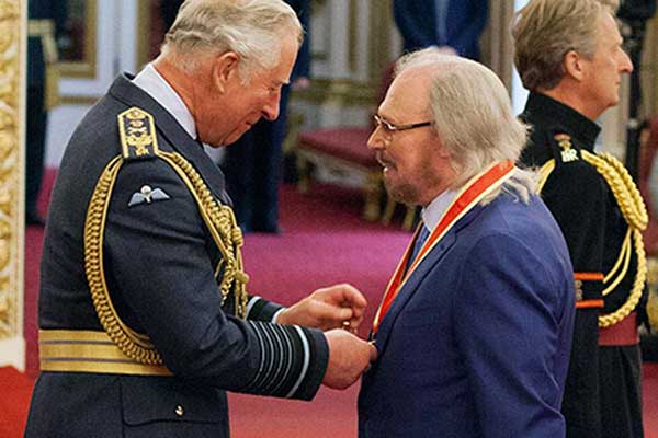 Ιππότης δια χειρός Καρόλου ο Μπάρι Γκιμπ των Bee Gees