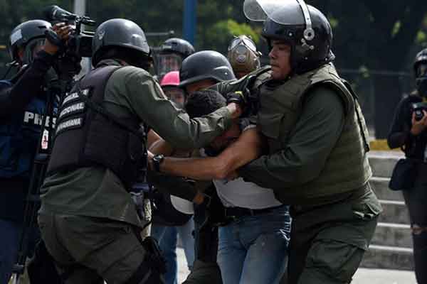 Χάος στη Βενεζουέλα: Πέντε νεκροί σε δύο μέρες - Την Κυριακή οι εκλογές