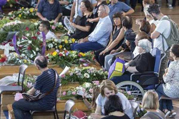 Σπαραγμός στις κηδείες των θυμάτων του φονικού σεισμού -Παρών και ο Ρέντσι [εικόνες]