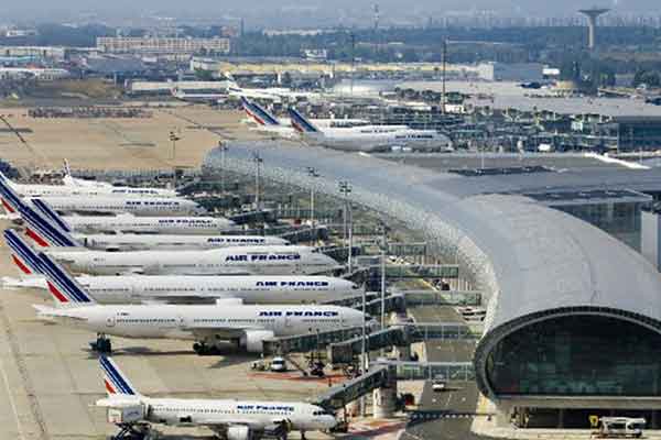 Χάος στα αεροδρόμια του πλανήτη: Κατέρρευσαν τα συστήματα τσεκ-ιν!