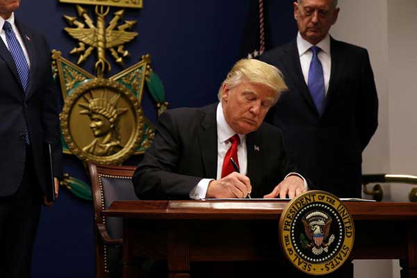 Ο Τραμπ υπέγραψε την απαγόρευση εισόδου προσφύγων στις ΗΠΑ
