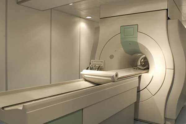 Αδιανόητο: Επισκέπτης σε νοσοκομείο πέθανε όταν τον «ρούφηξε» ο μαγνητικός τομογράφος
