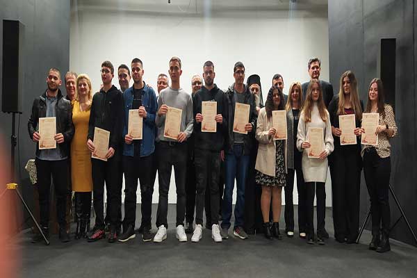 IMG c22f89a1e72e1d192669d9c3c6fbc943 V