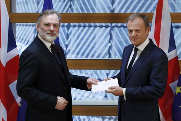 Η Μέι πάτησε το κουμπί του Brexit: H Βρετανία φεύγει από την ΕΕ