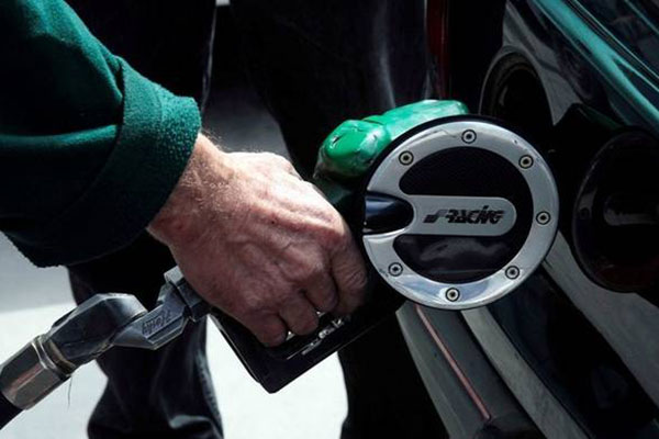 Έρχονται νέες αυξήσεις «σοκ» στη τιμή της βενζίνης - «Χαράτσι» για τέλη κυκλοφορίας