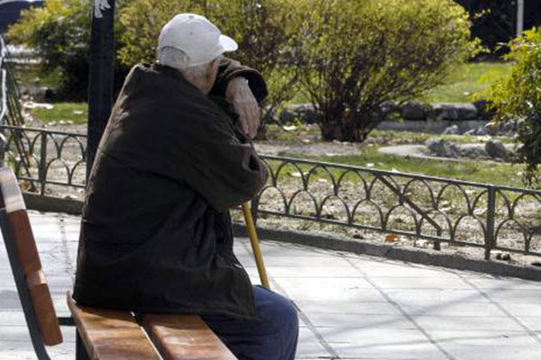 Διπλός «κόφτης» στους μισθούς - Δεν γλιτώνουν ούτε οι χαμηλές συντάξεις