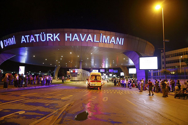 Ο τρόμος επέστρεψε στην Πόλη: 36 νεκροί στο μακελειό στο αεροδρόμιο - Τρομοκρατικό χτύπημα αλά Βρυξέλλες στο αεροδρόμιο Ατατούρκ