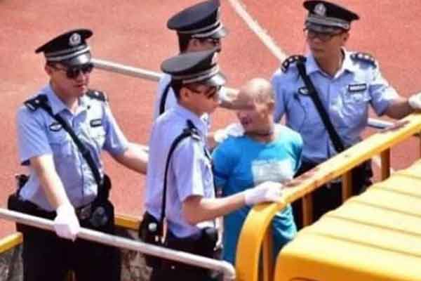 Λαϊκό δικαστήριο με 10.000 «θεατές» καταδίκασε και εκτέλεσε 8 εμπόρους ναρκωτικών