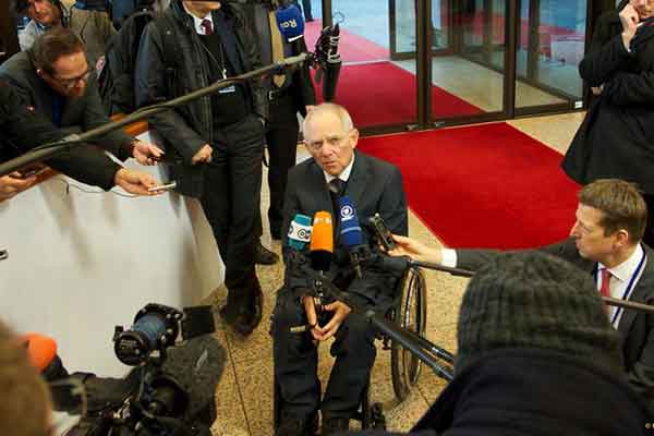 Bloomberg: Έλληνες μην ανοίγετε σαμπάνιες που φεύγει ο Σόιμπλε