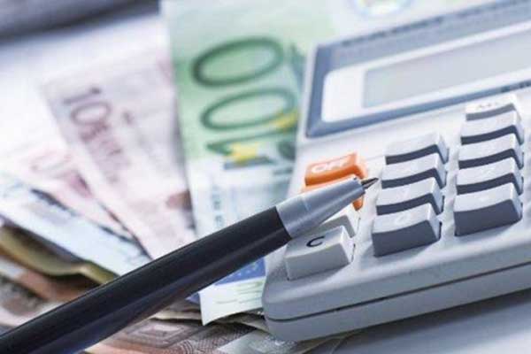 Χαράτσι για 150.000 ελεύθερους επαγγελματίες – Ποιοι θα πληρώσουν – Παραδείγματα 