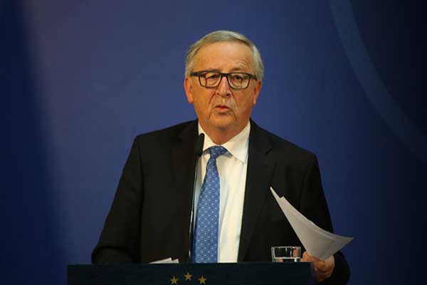 Γιούνκερ: Δασμούς στο χάλυβα ο Τραμπ; Δασμούς σε Harley-Davidson, Levi's και bourbon εμείς!