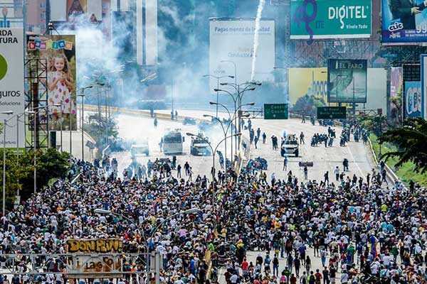 Στους δρόμους κατά του Μαδούρο οι Βενεζουελάνοι: Μαζική ανταπόκριση στο κάλεσμα της αντιπολίτευσης
