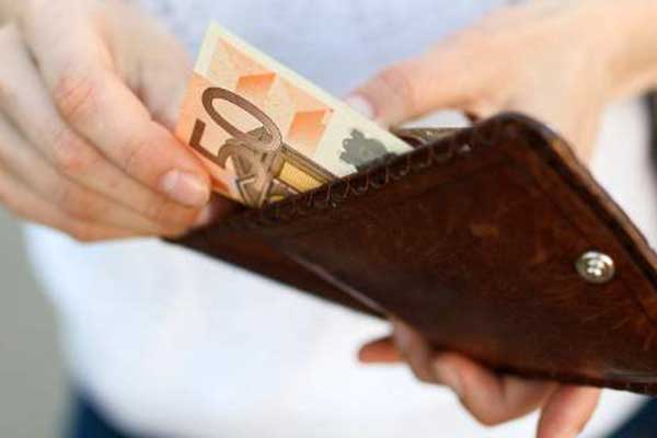 Απίστευτο: Στα 100 ευρώ μισθού τα 57 τα παίρνει το κράτος για φόρους και εισφορές