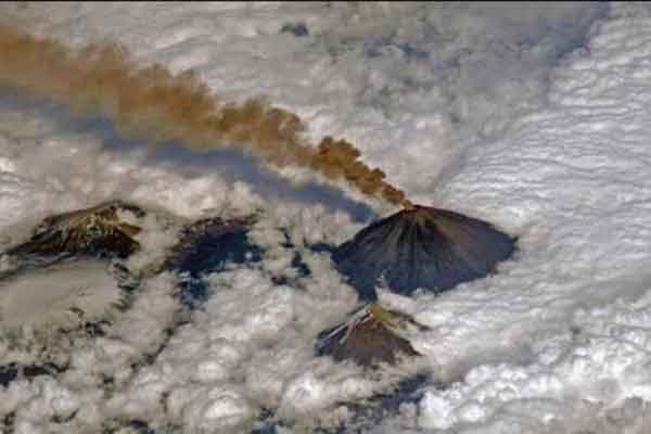 Ηφαίστειο "βρυχάται" πάνω από τα σύννεφα