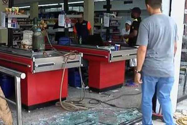 Χάος στη Βενεζουέλα: Μάχες σώμα με σώμα για λίγο ψωμί -Πολίτες λεηλατούν σούπερ μάρκετ και σπίτια [βίντεο]
