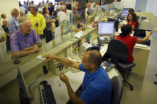 10.000 κατασχέσεις λογαριασμών την ημέρα - Πρωτοφανές κυνήγι πολιτών