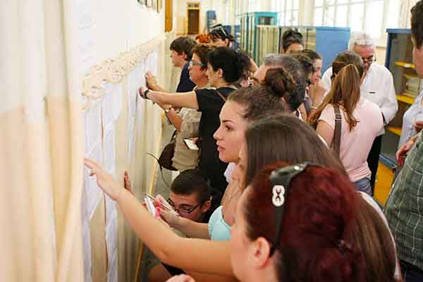 Πανελλήνιες 2017: Αγωνία τέλος, σήμερα αναρτώνται οι βαθμολογίες -Πού θα κινηθούν οι βάσεις