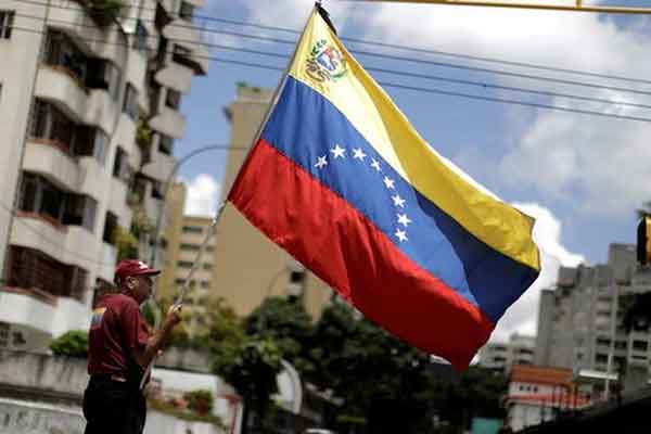 Βενεζουέλα: Στις κάλπες οι πολίτες εν μέσω αιματηρών διαδηλώσεων