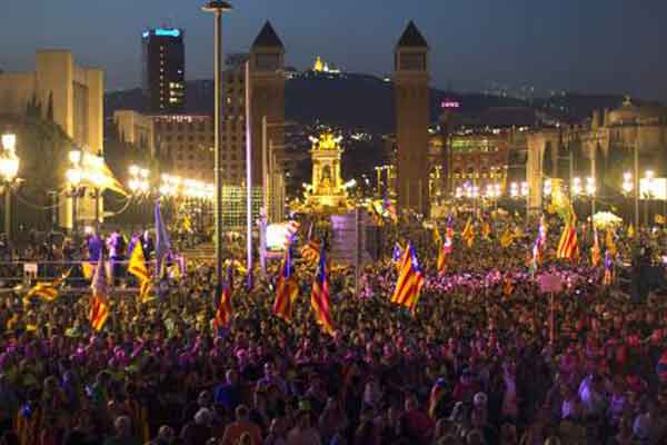 Αποφασισμένοι οι Καταλανοί για το δημοψήφισμα -Χιλιάδες άνθρωποι στους δρόμους 