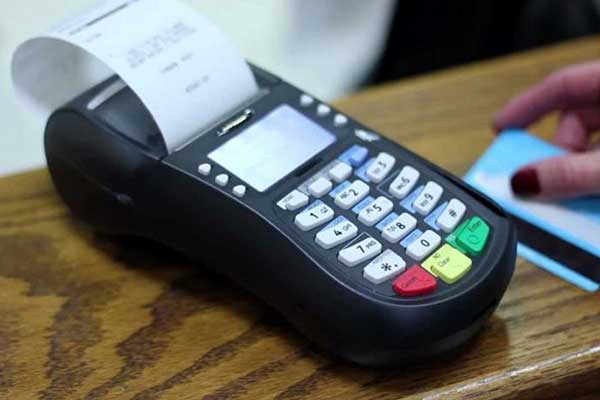 Πρόστιμο 1.000 ευρώ από την Τετάρτη για όσες επιχειρήσεις δεν ενημερώνουν ότι δέχονται πλαστικό χρήμα