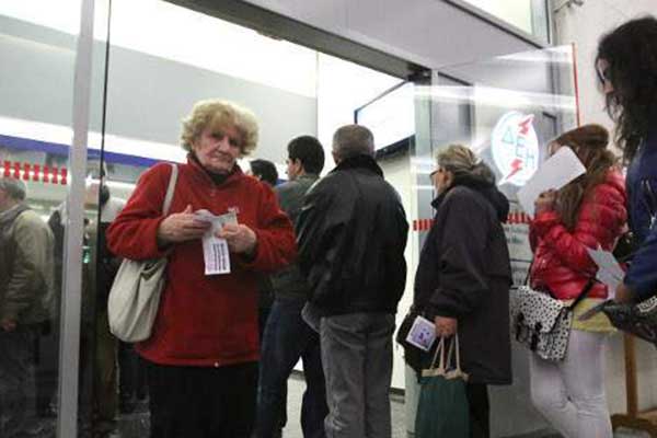 Ουρές στη ΔΕΗ για τη ρύθμιση των οφειλών- Λήγει σήμερα η προθεσμία