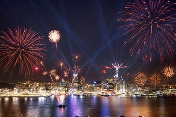 Το 2017 έφτασε! Νέα Ζηλανδία, Πολυνησία και νησιά Ειρηνικού υποδέχθηκαν τον νέο χρόνο