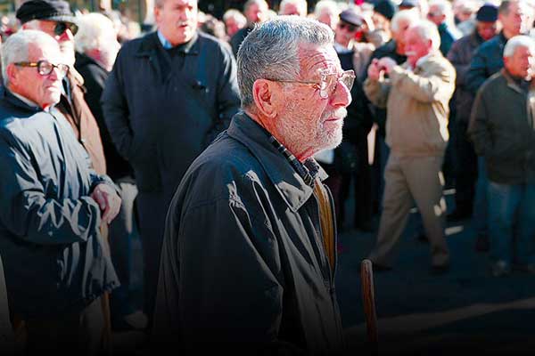 Στο «στόχαστρο» συνταξιούχοι Δημοσίου, πρώην ΤΕΒΕ και ΙΚΑ - Ποιες συντάξεις θα περικοπούν ακόμα και 30%