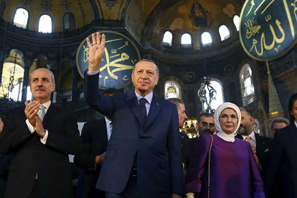 Ο Ερντογάν χαιρέτησε σχηματίζοντας τη ραμπιά, μέσα στην Αγιά Σοφιά