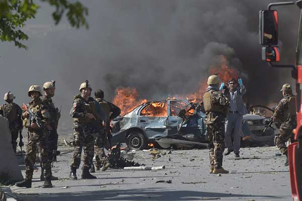 Μακελειό στην Καμπούλ: 80 νεκροί και 350 τραυματίες από έκρηξη παγιδευμένου οχήματος