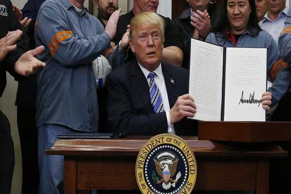 Οι ΗΠΑ επιβάλλουν δασμούς σε χάλυβα και αλουμινίο από την ΕΕ