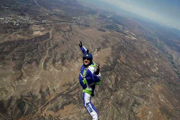 Βίντεο: Πήδηξε από τα 25.000 πόδια χωρίς αλεξίπτωτο και έγραψε ιστορία