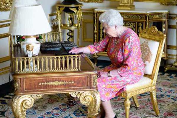 Εκτακτη σύσκεψη του βασιλικού προσωπικού στο Μπάκιγχαμ -Συμβαίνει σπάνια, οργιάζουν οι φήμες