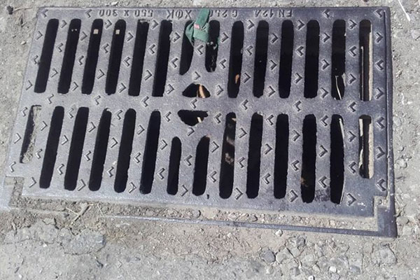 Σοκαριστικές εικόνες: Κτήνος κρέμασε σκυλάκι σε φρεάτιο στη Σούδα!