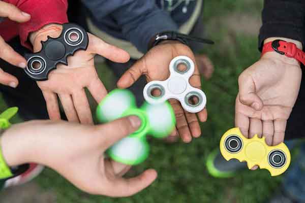 Fidget Spinner: Το σβουράκι που έγινε προέκταση του χεριού