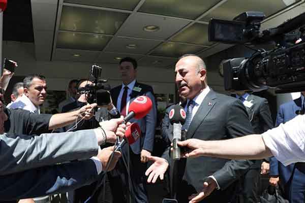 O Tσαβούσογλου τινάζει στον αέρα τη διάσκεψη για το Κυπριακό: Απαιτεί και εγγυήσεις και στρατεύματα