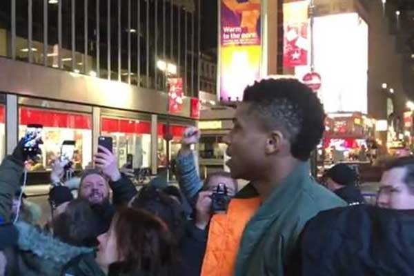 Μοναδικός Αντετοκούνμπο σε Ελληνες της Νέας Υόρκης: Οχι, παιδιά, δεν υπογράφω στη σημαία μας [βίντεο]