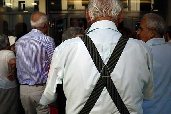 Αποκαλυπτήρια σήμερα -ή αύριο το αργότερο- για την υπουργική απόφαση με τις δαπάνες που «χτίζουν» το αφορολόγητο - «Στα λόγια» έμεινε ο ακατάσχετος επαγγελματικός λογαριασμός   Με τρεις μήνες καθυστέρηση αναμένεται το υπουργείο Οικονομικών να ανακοινώσει και επισήμως σήμερα (ή αύριο το αργότερο) τους κλάδους των επιχειρήσεων που θα υποχρεωθούν να εγκαταστήσουν έως τέλος Ιουνίου συσκευές αποδοχής πιστωτικών καρτών POS.   Με τη δημοσιοποίηση της Κοινής Υπουργικής Απόφασης, θα μπορούν πλέον και οι φορολογούμενοι να γνωρίζουν με ποιες δαπάνες θα μπορούν τελικά να καλύπτουν το αναγκαίο όριο (10%-20% του φορολογητέου εισοδήματος) για να δικαιούνται την έκπτωση φόρου για τα εισοδήματα που θα αποκτήσουν το 2017 και το 2018 -ή και το μειωμένο που θα ισχύσει στα επόμενα χρόνια.   Θα καθυστερήσει ενδεχομένως και άλλο όμως η υπουργική απόφαση για τον επαγγελματικό λογαριασμό (που πάντως δεν θα είναι «ακατάσχετος» αλλά πρέπει να δηλωθεί από τον επιτηδευματία για να περνά από εκεί όλη η είσπραξή του από τις κάρτες) καθώς εκείνη και με τα κίνητρα για συλλογή αποδείξεων (κληρώσεις κλπ).   Σύμφωνα με πληροφορίες, η ΚΥΑ που θα εκδοθεί θα αφορά σε περισσότερους από 200.000 επαγγελματίες (όπως πχ ηλεκτρολόγοι, υδραυλικοί, γιατροί, φαρμακεία, μηχανικοί, λογιστές, εταιρείες τηλεπικοινωνιών, καταστήματα εστίασης, κλπ)  αλλά η υποχρέωση εγκατάστασης τερματικών συσκευών θα ισχύσει τμηματικά ως το 2018. Ωστόσο από τη λίστα θα εξαιρεθούν ορισμένοι κλάδοι ή προϊόντα (πχ περίπτερα) εξαιτίας του μικρού περιθωρίου κέρδους τους.   Κλάδοι και οι κατηγορίες επαγγελμάτων που θα πρέπει από την 1η Ιουλίου να δέχονται υποχρεωτικά συναλλαγές με κάρτες θα είναι:   -Ηλεκτρισμός και φυσικό αέριο -Καύσιμα -Υδροδότηση -Ηλεκτρικές, υδραυλικές και κλιματιστικές εγκαταστάσεις και επισκευές -Πώληση, συντήρηση και επισκευή αυτοκινήτων και ανταλλακτικών -Υγεία (γιατροί, οδοντίατροι, φαρμακεία, νοσοκομεία, κτηνίατροι) -Μανάβικα, κρεοπωλεία, ιχθυοπωλεία, φούρνοι και ζαχαροπλαστεία, κάβες και καπνοπωλεία -Λιανικό εμπόριο σχεδόν κάθε είδους (ρούχα, υποδήματα, καλλυντικά, υπολογιστές, ηλεκτρονικά είδη και συσκευές, έπιπλα, βιβλία, αθλητικός εξοπλισμός, παιχνίδια) -Τηλεπικοινωνίες -Δικηγόροι, μηχανικοί, λογιστές και φοροτεχνικοί -Εκπαίδευση κάθε είδους και βαθμίδας, φροντιστήρια, ωδεία, σχολές οδηγών κλπ -Τυχερά παιχνίδια -Ενοικιάσεις οχημάτων -Ξενοδοχεία, ενοικιαζόμενα δωμάτια, ταξιδιωτικά γραφεία κάθε είδους -Εστιατόρια, μπαρ, καφέ -Κινηματογράφοι, βίντεο κλαμπ