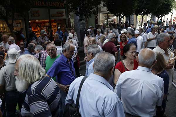 «Ψαλίδι» και στις συντάξεις χηρείας με «κόφτη» έως τα 55
