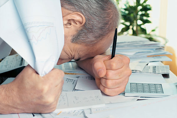 Ενας στους δύο Ελληνες χρωστάει στην Εφορία - Στα 90 δισ. ευρώ οι ληξιπρόθεσμες οφειλές στο Δημόσιο