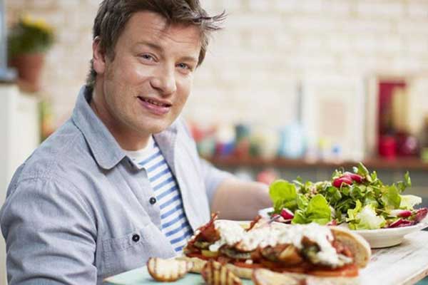 Τζέιμι Ολιβερ: Κλείνει έξι από τα εστιατόριά του λόγω Brexit