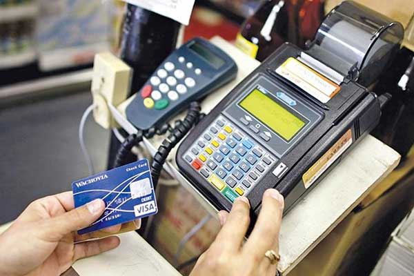 Το κόλπο με το πλαστικό χρήμα: Μπόνους 2.100 ευρώ και ποινή ως 6.600 ευρώ!