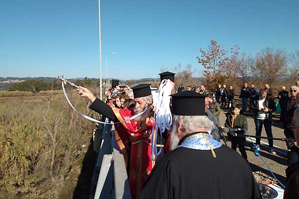 aspra-spitia-agiasmos-1