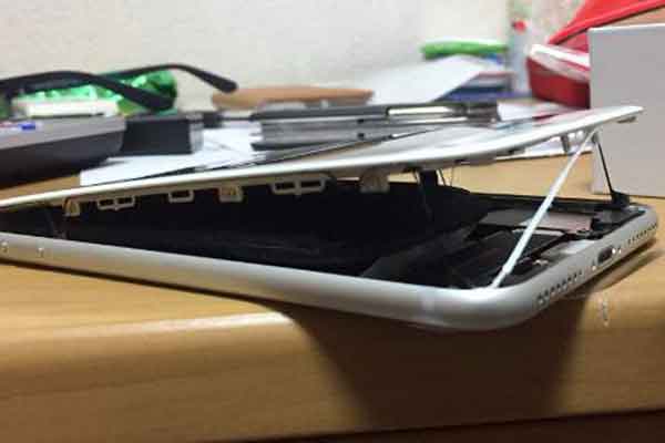 Συναγερμός για το iPhone 8 Plus: Πρήζεται η μπαταρία και το κινητό ανοίγει στα δύο -Περιστατικό και στην Ελλάδα
