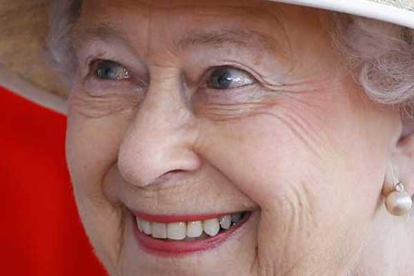 Οι Βρετανοί γιορτάζουν τα 65 χρόνια της Ελισάβετ στο θρόνο -Με κανονιοβολισμούς και αναμνηστικά