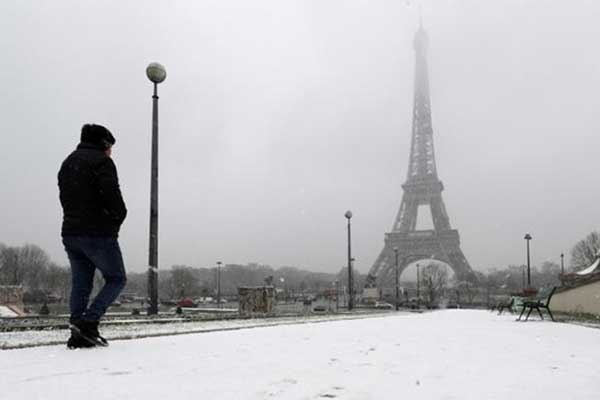 Χιόνια στο Παρίσι - Έκλεισε ο Πύργος του Άιφελ [Εικόνες]