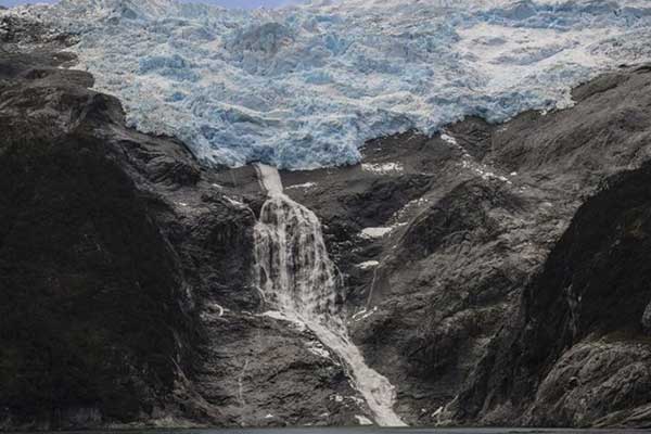 SOS από τους επιστήμονες: Το λιώσιμο των πάγων θα «ξυπνήσει» ιούς εκατομμυρίων ετών